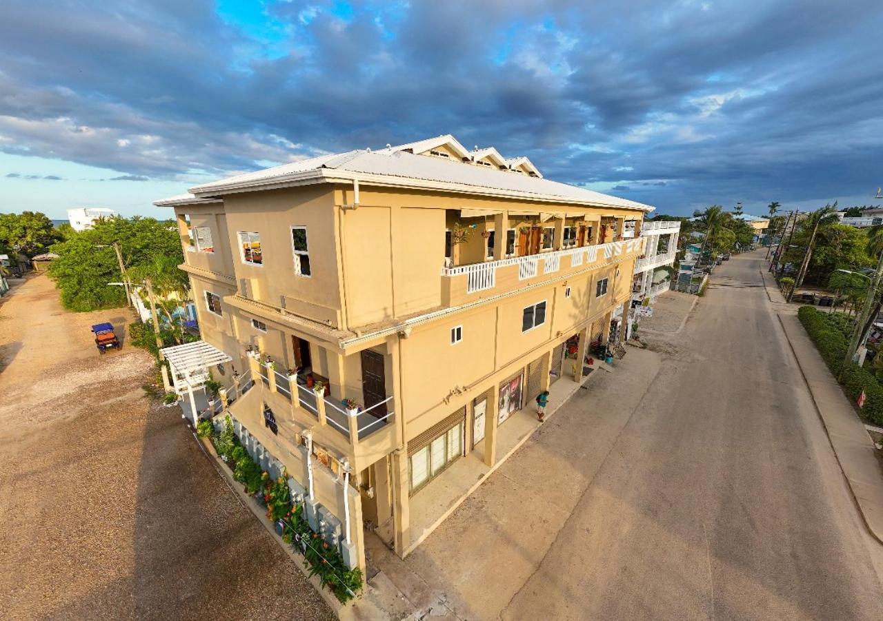 Louis' Apartments Placencia Εξωτερικό φωτογραφία